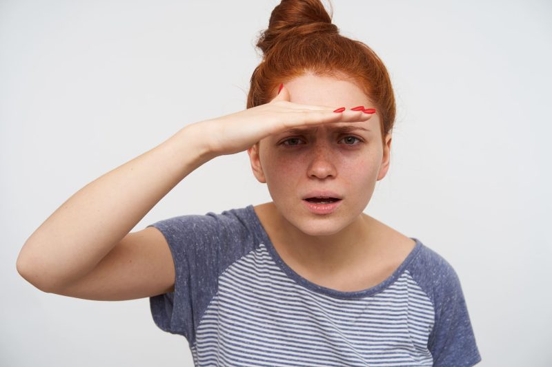 mujer con problemas de la vista por culpa del ojo vago