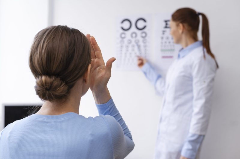 optometrista realizando terapia visual