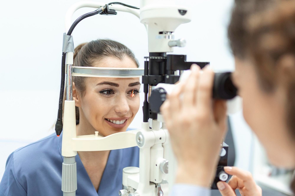 oftalmologo paciente femenino 10 de junio